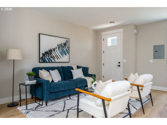 8427 Ne Hassalo St, Portland, OR 97220