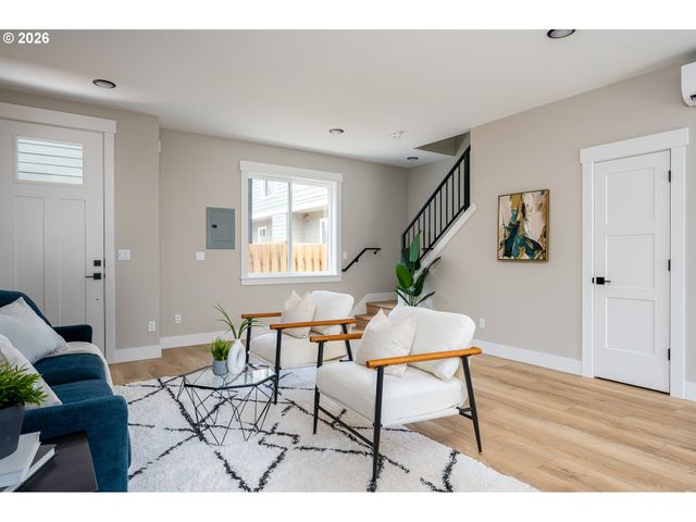 8427 Ne Hassalo St, Portland, OR 97220