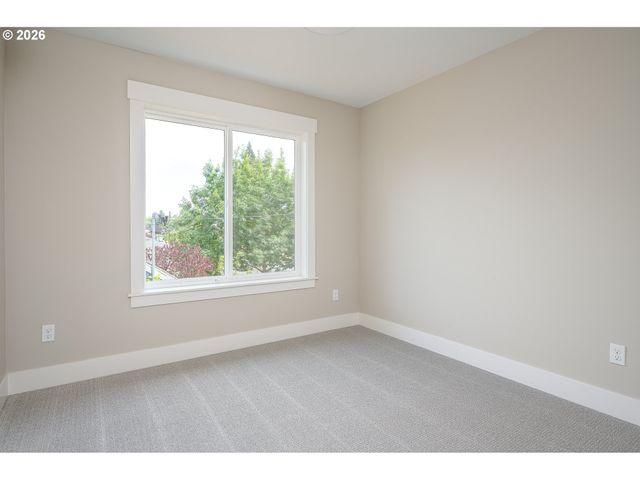8427 Ne Hassalo St, Portland, OR 97220