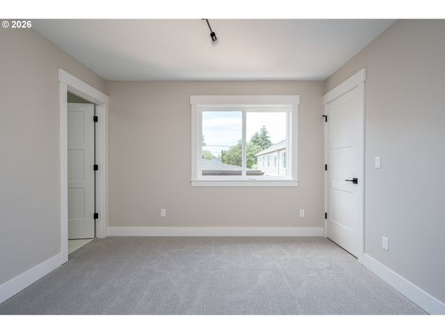 8427 Ne Hassalo St, Portland, OR 97220