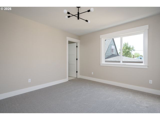 8427 Ne Hassalo St, Portland, OR 97220