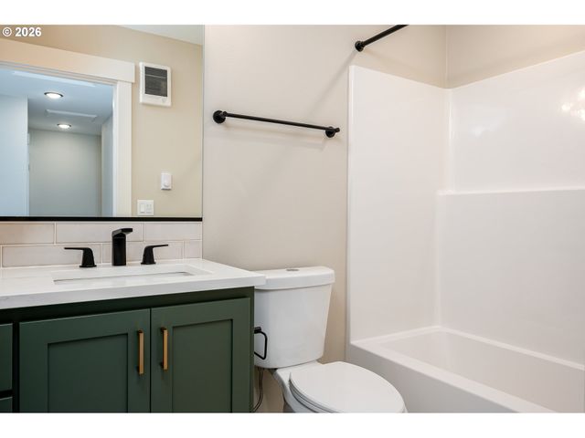8427 Ne Hassalo St, Portland, OR 97220