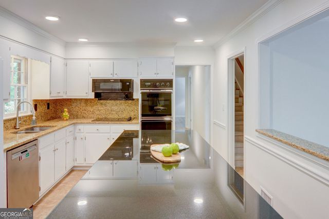 618 Dorsey Circle SW, Lilburn, GA 30047