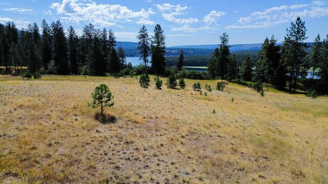 5677 Riverview Ln, Deer Park, WA 99006