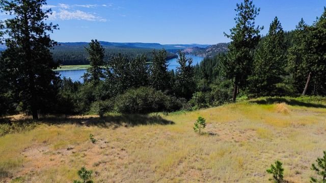 5677 Riverview Ln, Deer Park, WA 99006