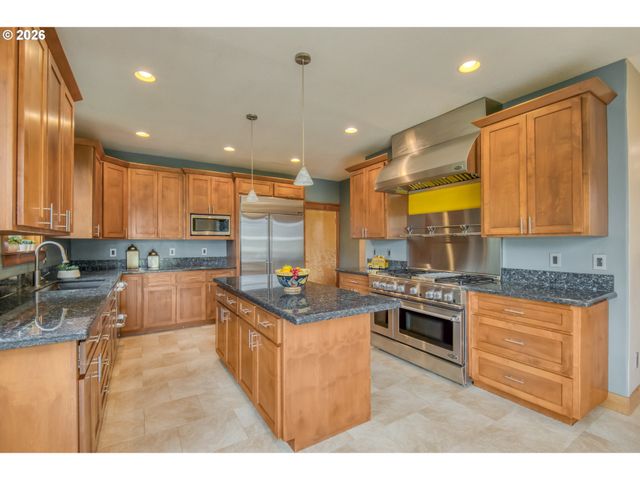 48025 E HISTORIC COLUMBIA RI Hwy, Corbett, OR 97019