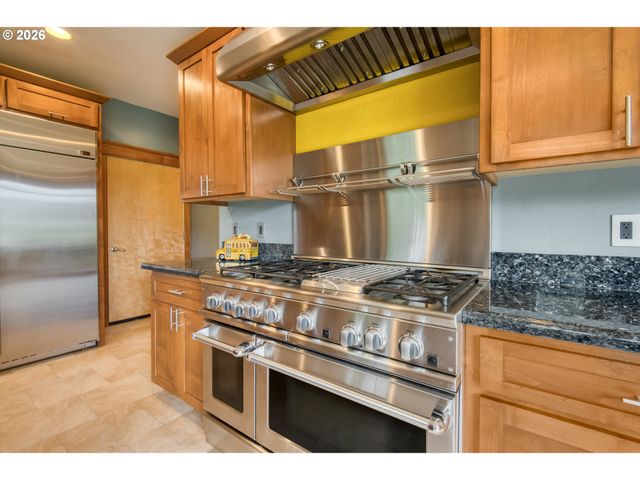 48025 E HISTORIC COLUMBIA RI Hwy, Corbett, OR 97019
