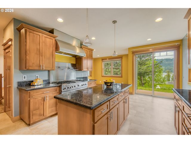 48025 E HISTORIC COLUMBIA RI Hwy, Corbett, OR 97019