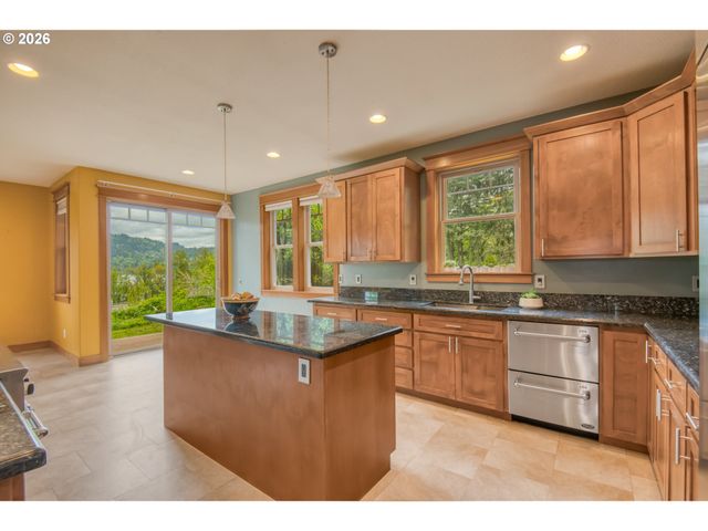 48025 E HISTORIC COLUMBIA RI Hwy, Corbett, OR 97019