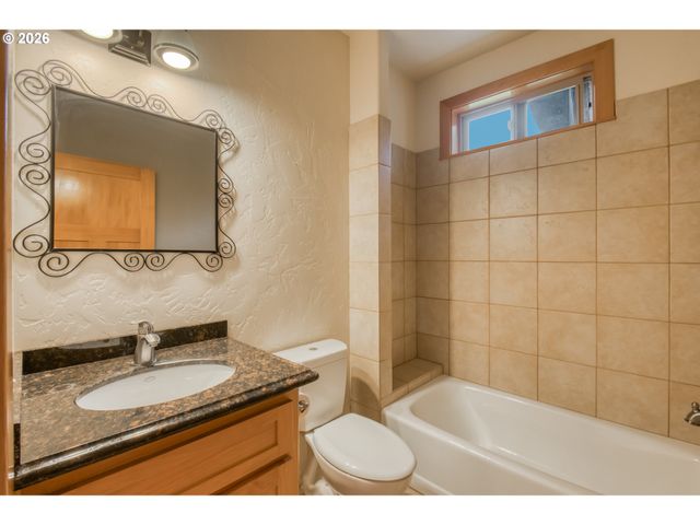 48025 E HISTORIC COLUMBIA RI Hwy, Corbett, OR 97019