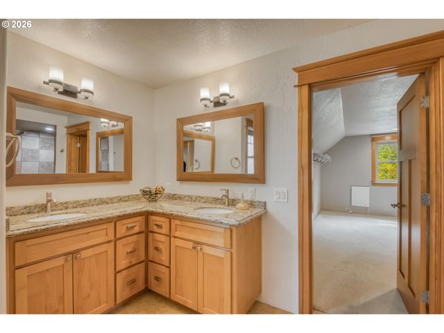 48025 E HISTORIC COLUMBIA RI Hwy, Corbett, OR 97019