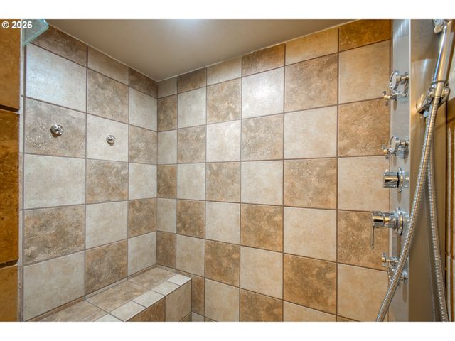 48025 E HISTORIC COLUMBIA RI Hwy, Corbett, OR 97019