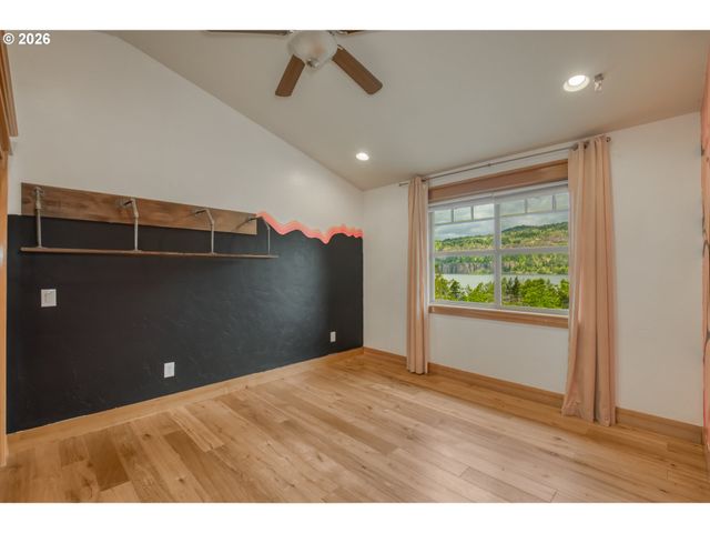 48025 E HISTORIC COLUMBIA RI Hwy, Corbett, OR 97019