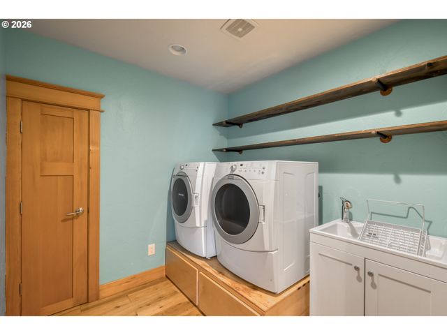 48025 E HISTORIC COLUMBIA RI Hwy, Corbett, OR 97019