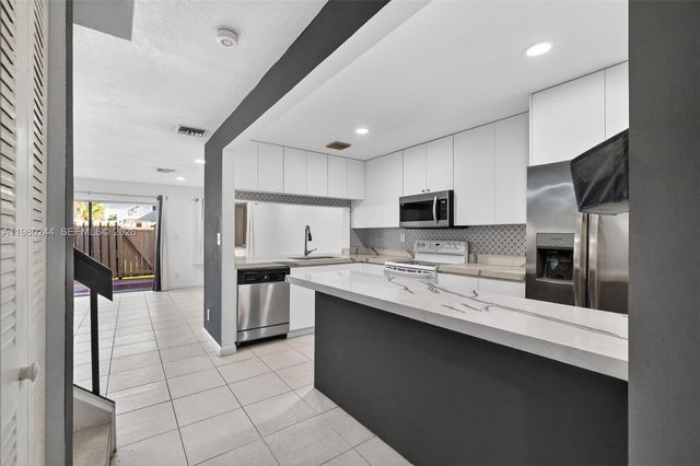 5843 Woodlands Blvd, Tamarac, FL 33319