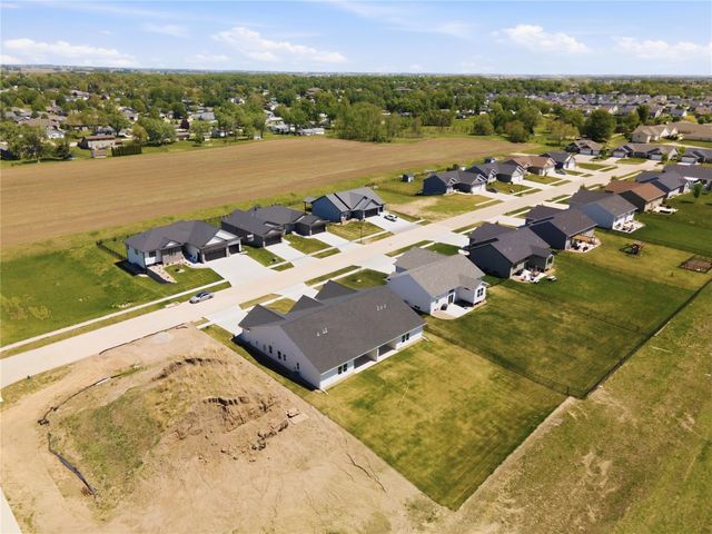 325 Dutch Drive, Robins, IA 52328