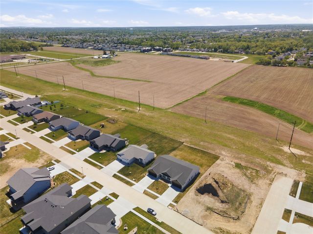 325 Dutch Drive, Robins, IA 52328