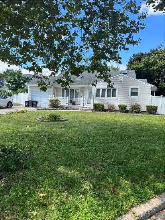 326 Lincoln Avenue, Brentwood, NY 11717