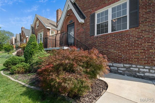 5444 Tholozan Avenue, St Louis, MO 63109