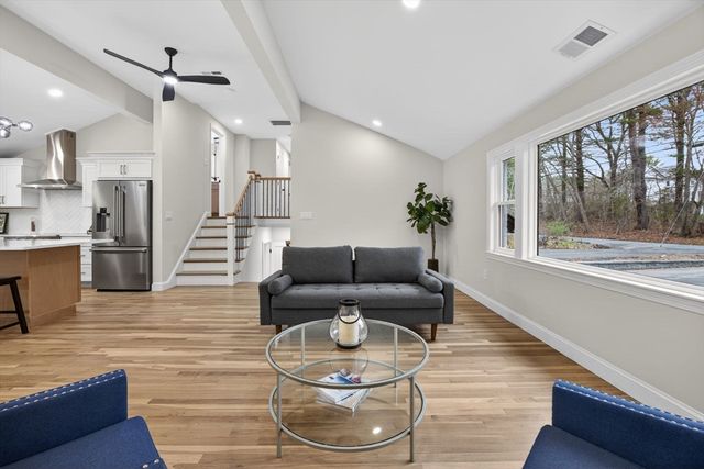 1 Hunter Dr, Andover, MA 01810
