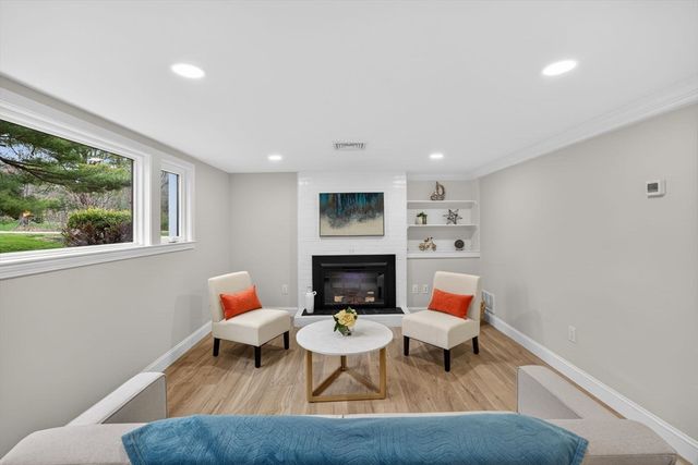 1 Hunter Dr, Andover, MA 01810