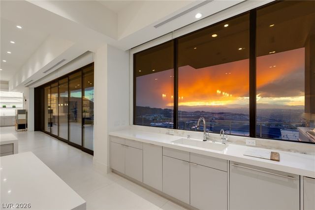 677 Overlook Rim Drive, Henderson, NV 89012