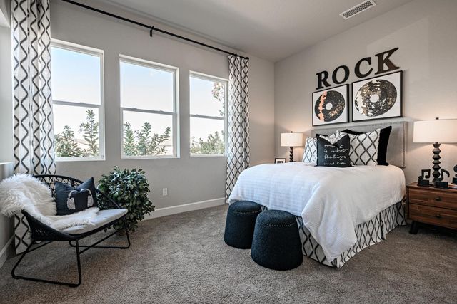 2071 N Rogers Lane, Clovis, CA 93619