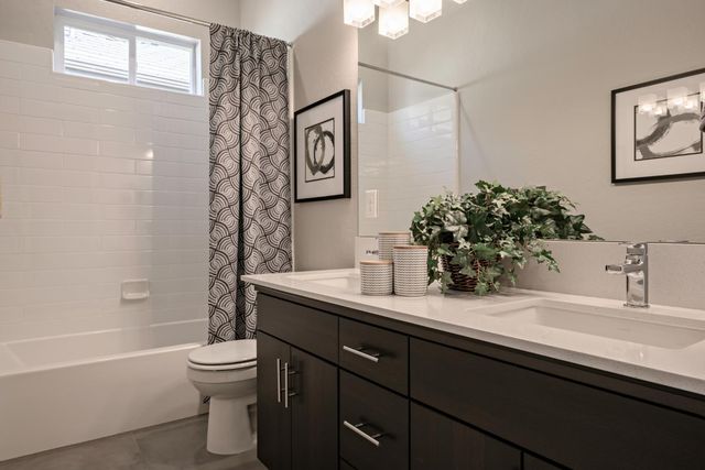 2071 N Rogers Lane, Clovis, CA 93619