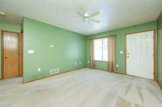 4550 Fairview Drive, Pleasant Hill, IA 50327