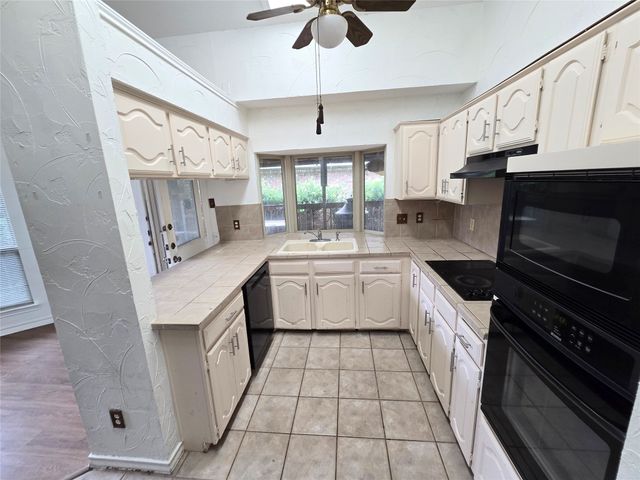 2211 Baltic Avenue, Arlington, TX 76011