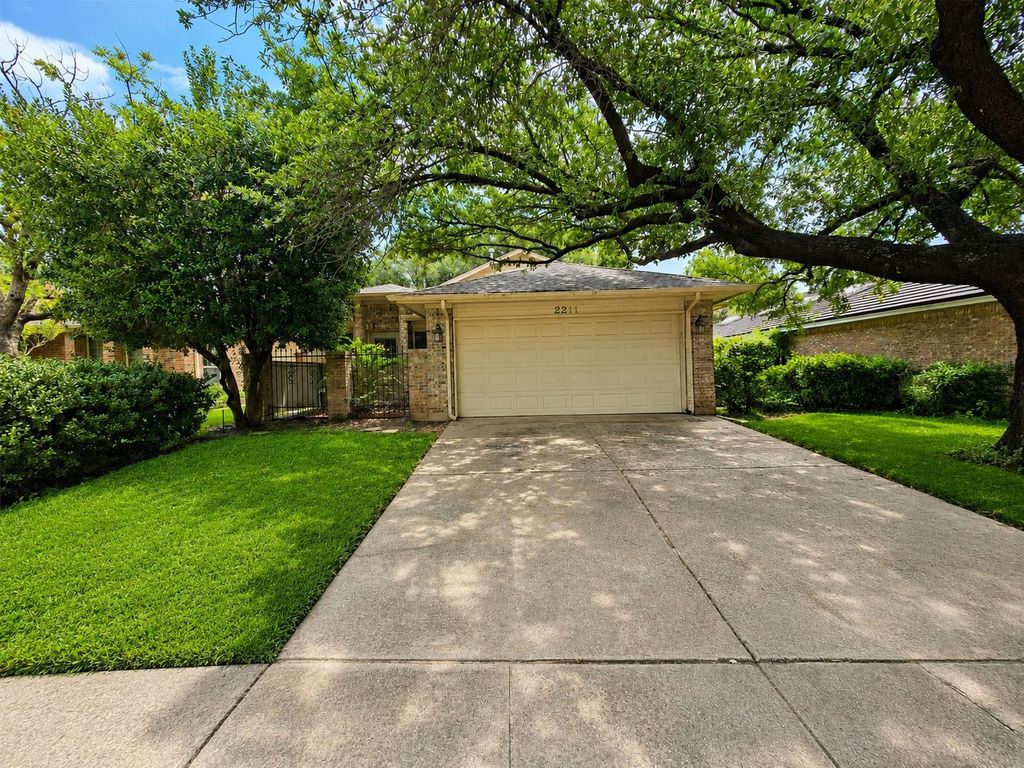 2211 Baltic Avenue, Arlington, TX 76011