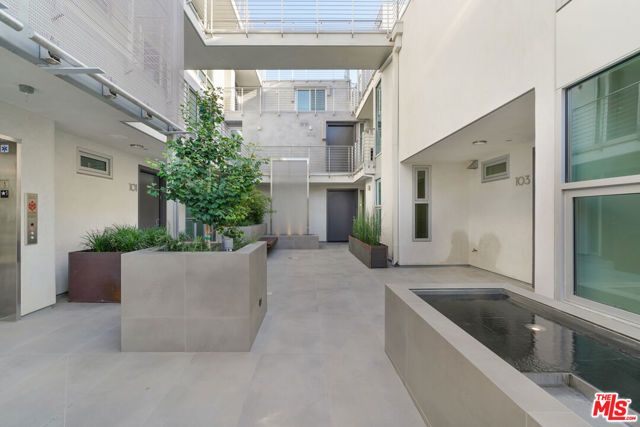 8210 Fountain Avenue 401, West Hollywood, CA 90046