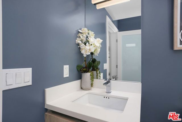 8210 Fountain Avenue 401, West Hollywood, CA 90046