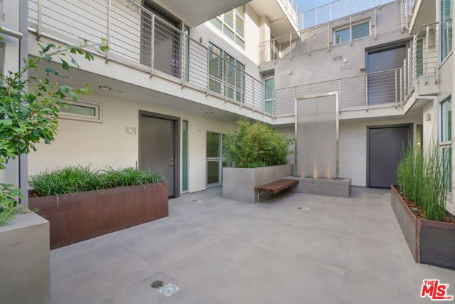 8210 Fountain Avenue 401, West Hollywood, CA 90046