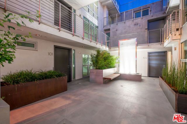 8210 Fountain Avenue 401, West Hollywood, CA 90046