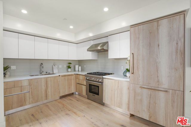 8210 Fountain Avenue 401, West Hollywood, CA 90046