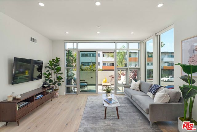 8210 Fountain Avenue 401, West Hollywood, CA 90046