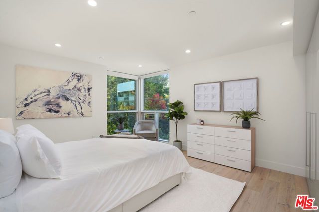 8210 Fountain Avenue 401, West Hollywood, CA 90046