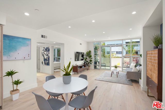 8210 Fountain Avenue 401, West Hollywood, CA 90046