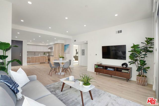 8210 Fountain Avenue 401, West Hollywood, CA 90046