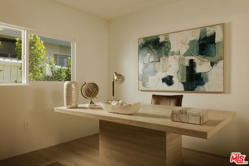 Image 10 of property listing at 880 Teakwood Road, Los Angeles, CA 90049