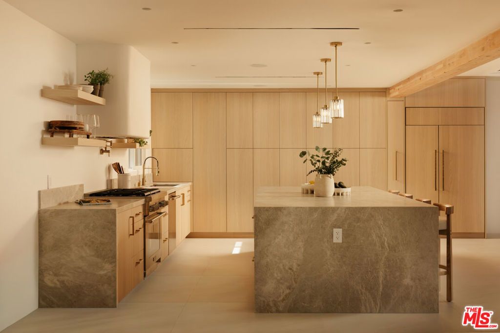 Image 2 of property listing at 880 Teakwood Road, Los Angeles, CA 90049