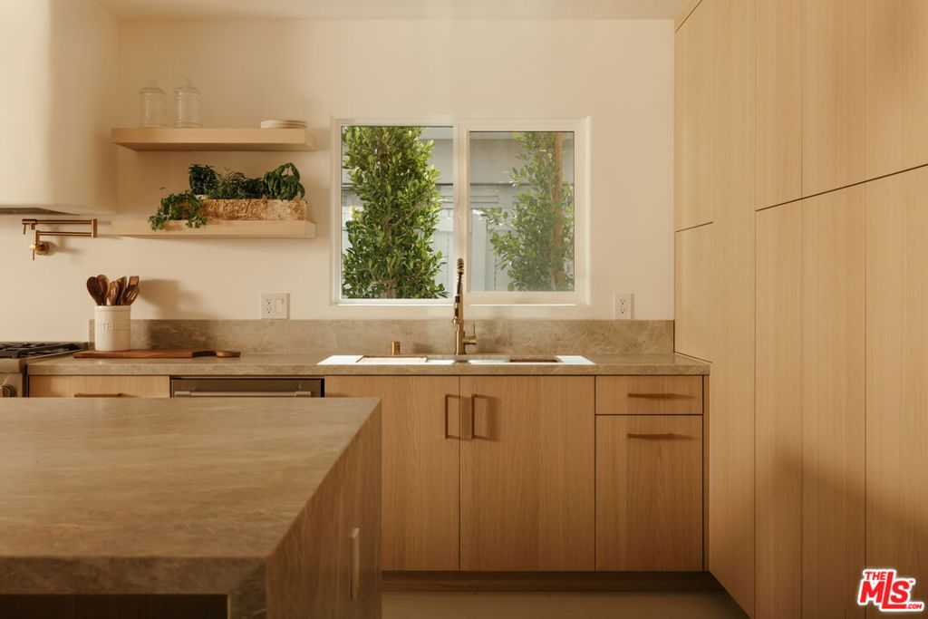 Image 3 of property listing at 880 Teakwood Road, Los Angeles, CA 90049