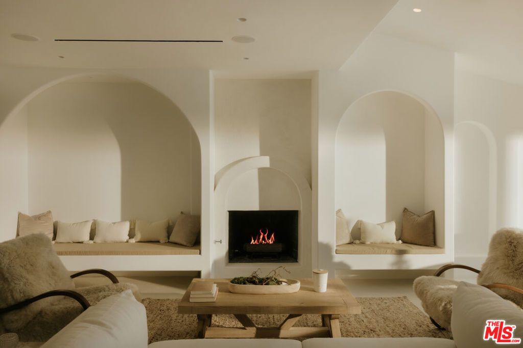 Image 4 of property listing at 880 Teakwood Road, Los Angeles, CA 90049