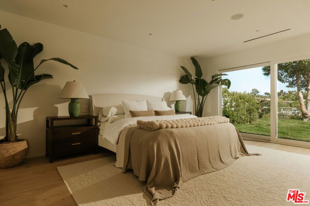 Image 5 of property listing at 880 Teakwood Road, Los Angeles, CA 90049