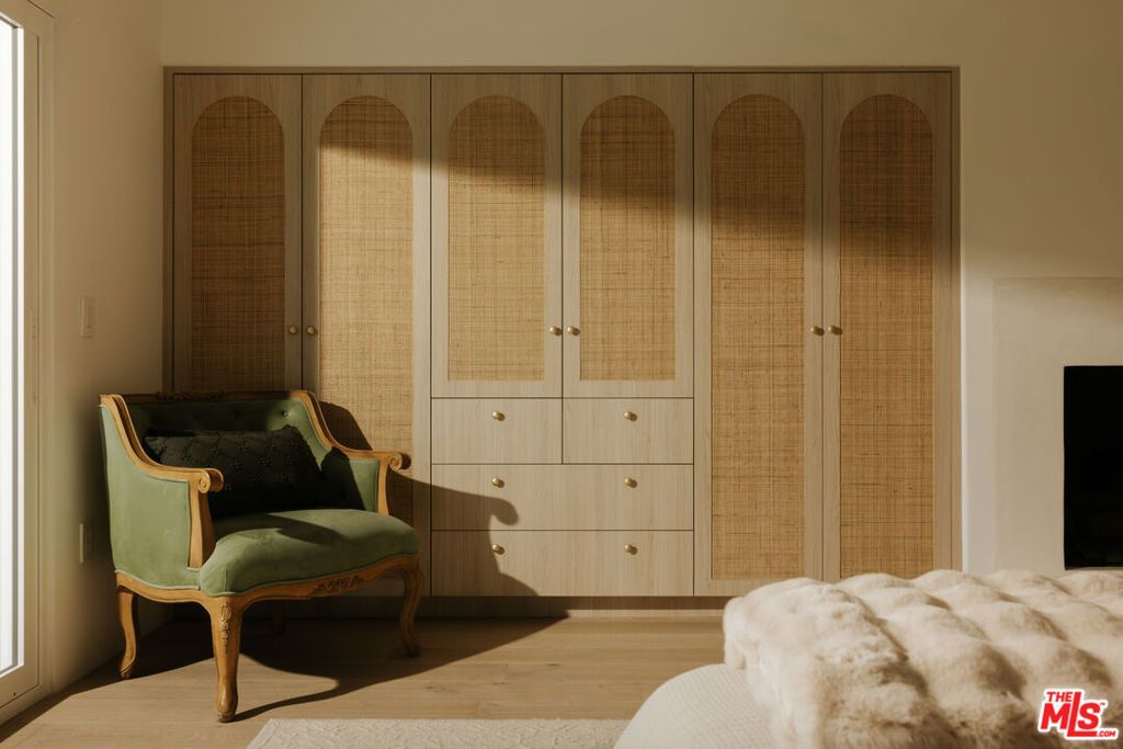 Image 6 of property listing at 880 Teakwood Road, Los Angeles, CA 90049