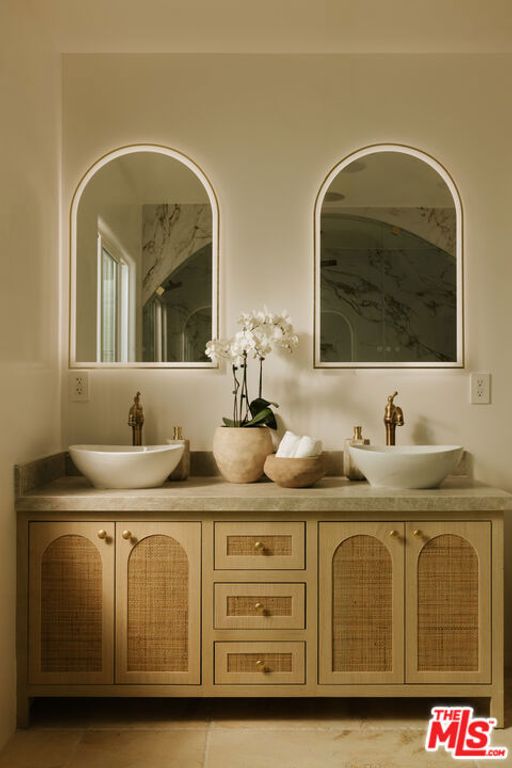 Image 7 of property listing at 880 Teakwood Road, Los Angeles, CA 90049