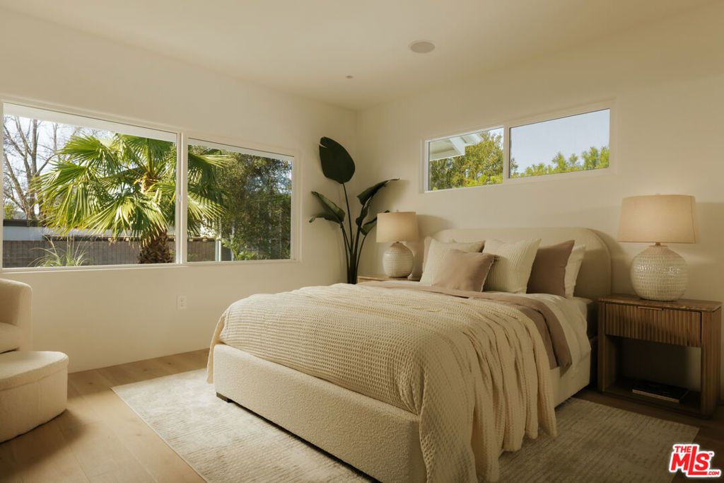 Image 8 of property listing at 880 Teakwood Road, Los Angeles, CA 90049