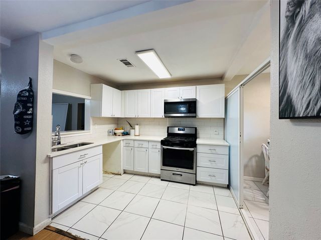 107 N Dwight Avenue, Dallas, TX 75211
