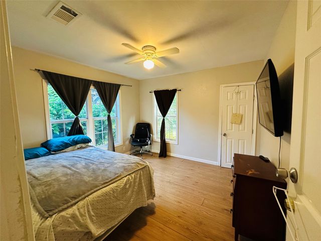 107 N Dwight Avenue, Dallas, TX 75211